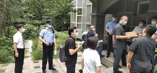 法院
