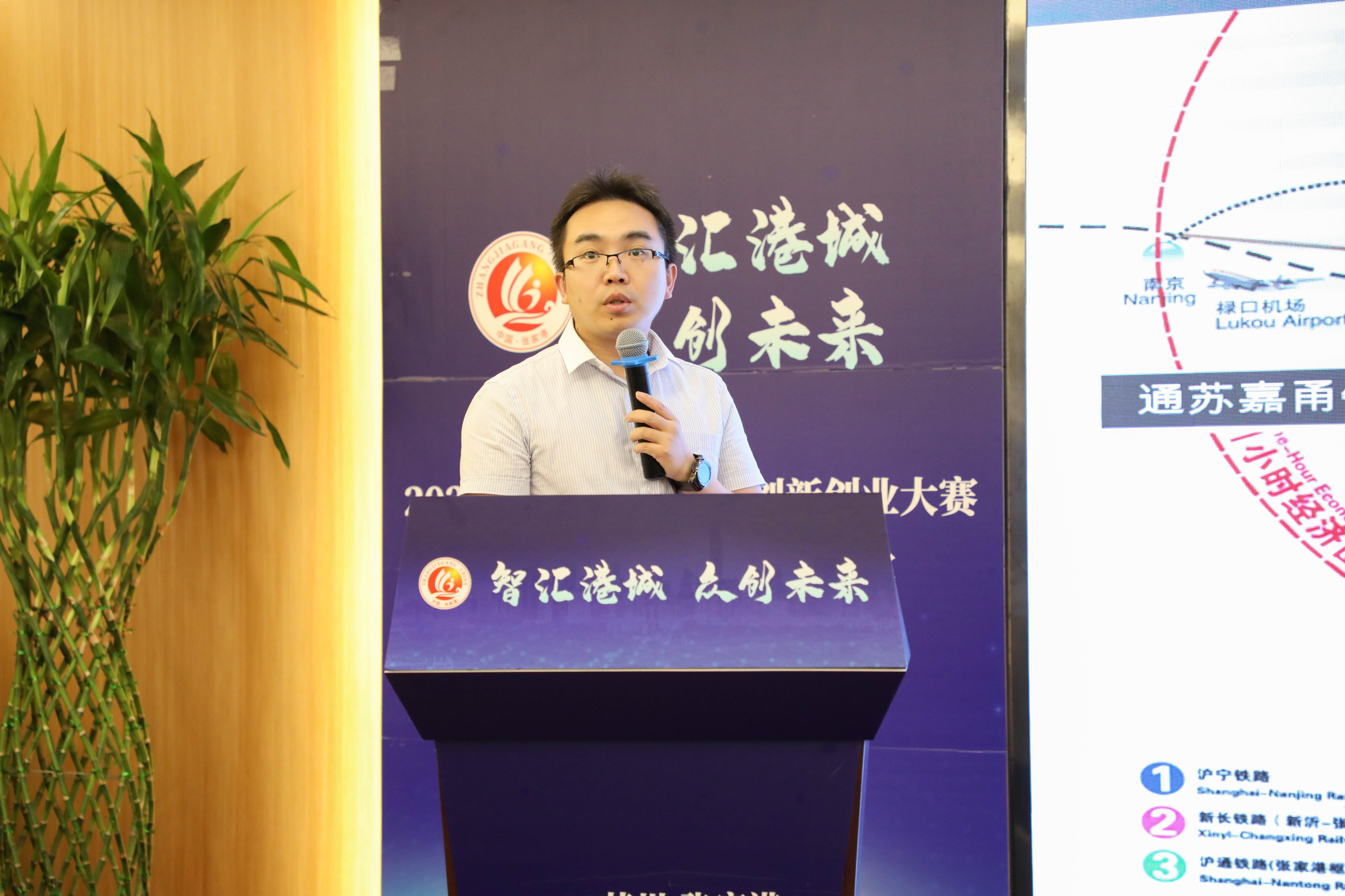 ▲张家港团市委书记王苏嘉推介创新创业政策环境