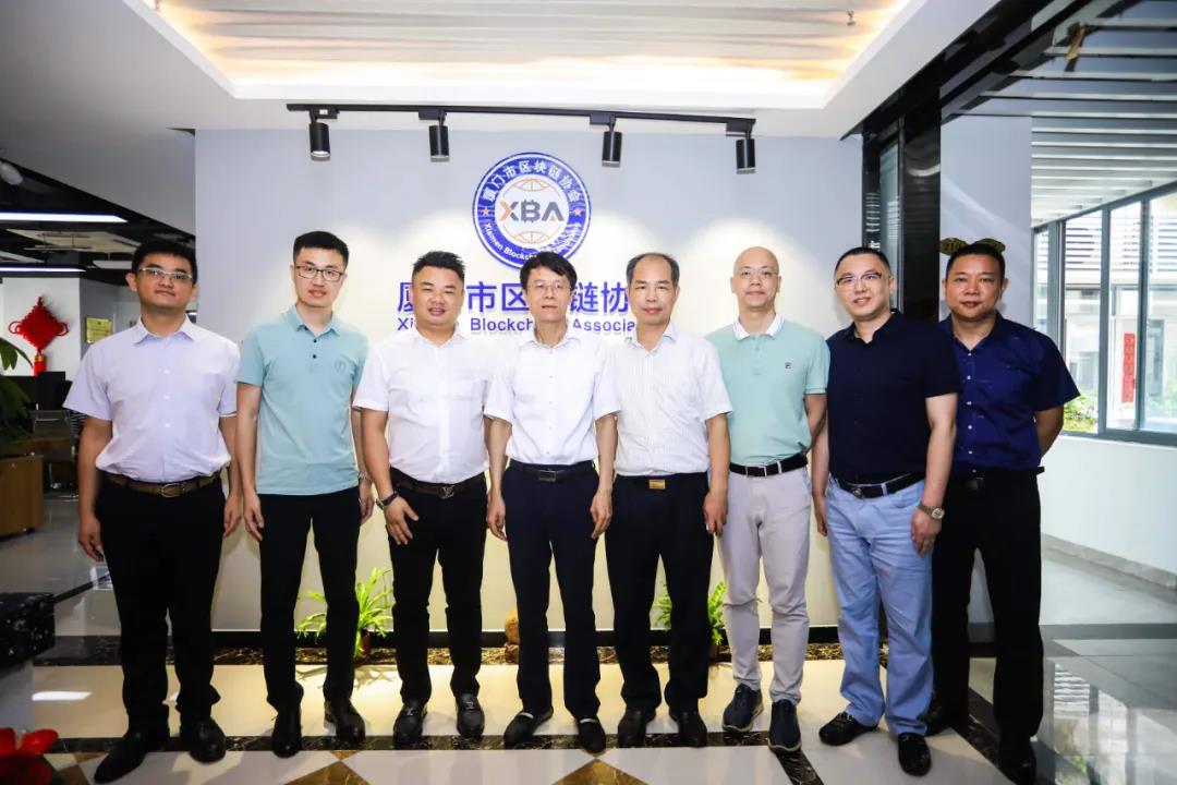 图左4为副市长黄晓舟；图右1为链族创始人兼CEO吴鹏