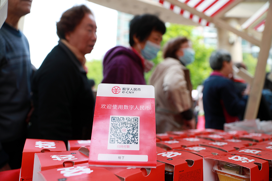 图2:4月17日上午,在位于普陀区万里街道的中环花苑小区正式开始试点数字化人民币应用,小区居民可用它来支付物业费、停车费等。 柏可林 摄