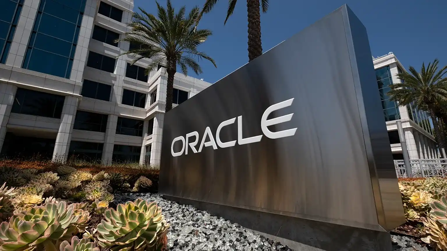 裁掉 3 万人后，Oracle 请来了一个管电厂的 CFO