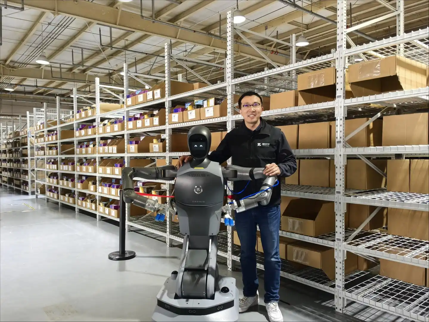 智往未来创始人兼CEO孙浚凯与智往未来具身智能产品Armstrong Pro