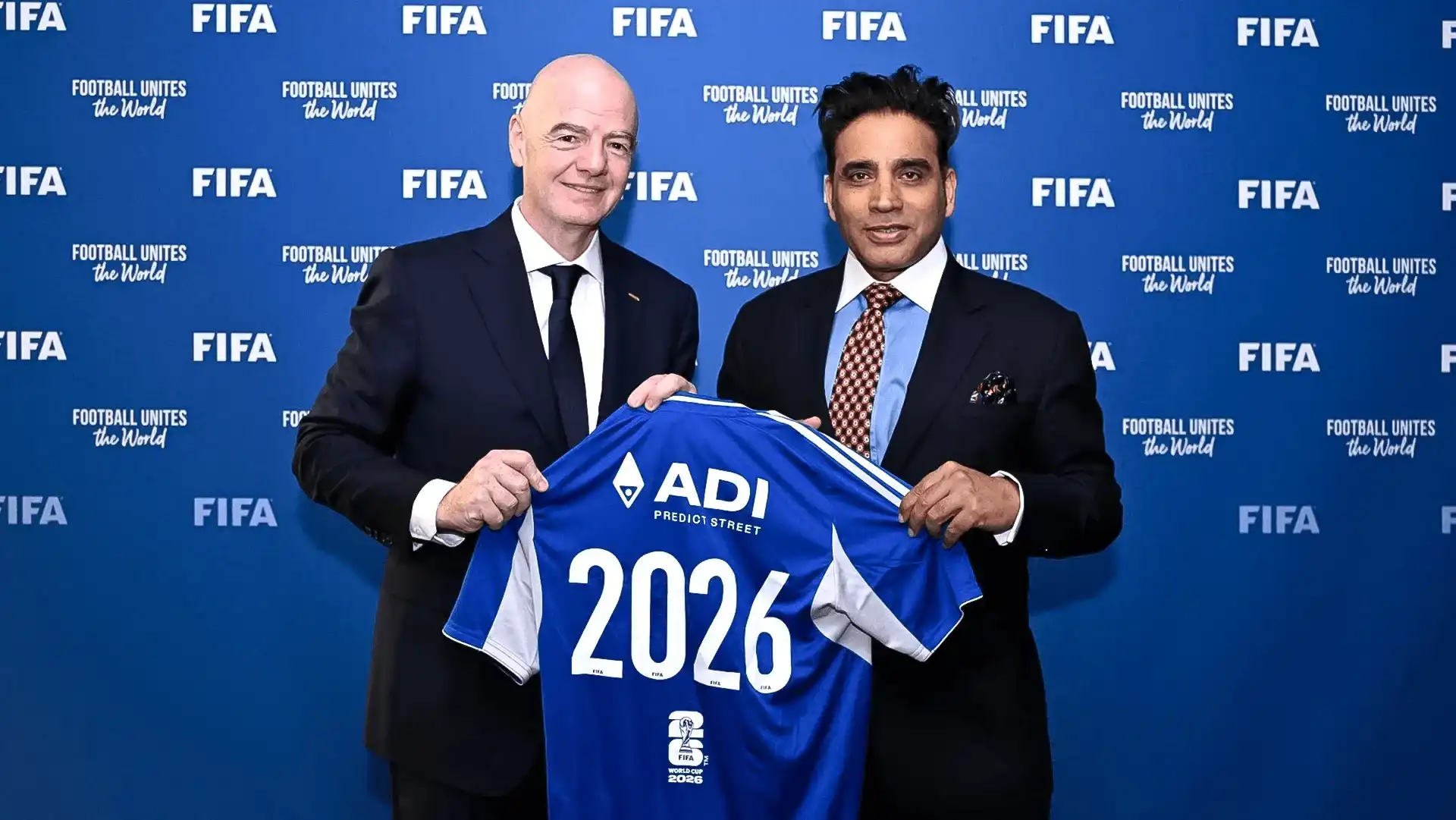 国际足联主席Gianni Infantino（左）与Ajay Bhatia（右）