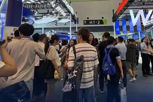 AI手机,AI眼镜,具身机器人