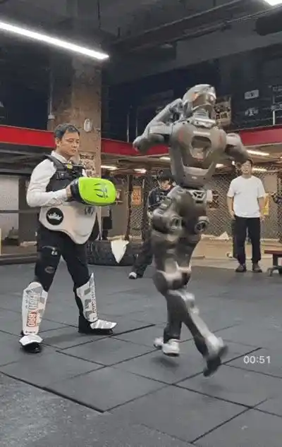 众擎机器人