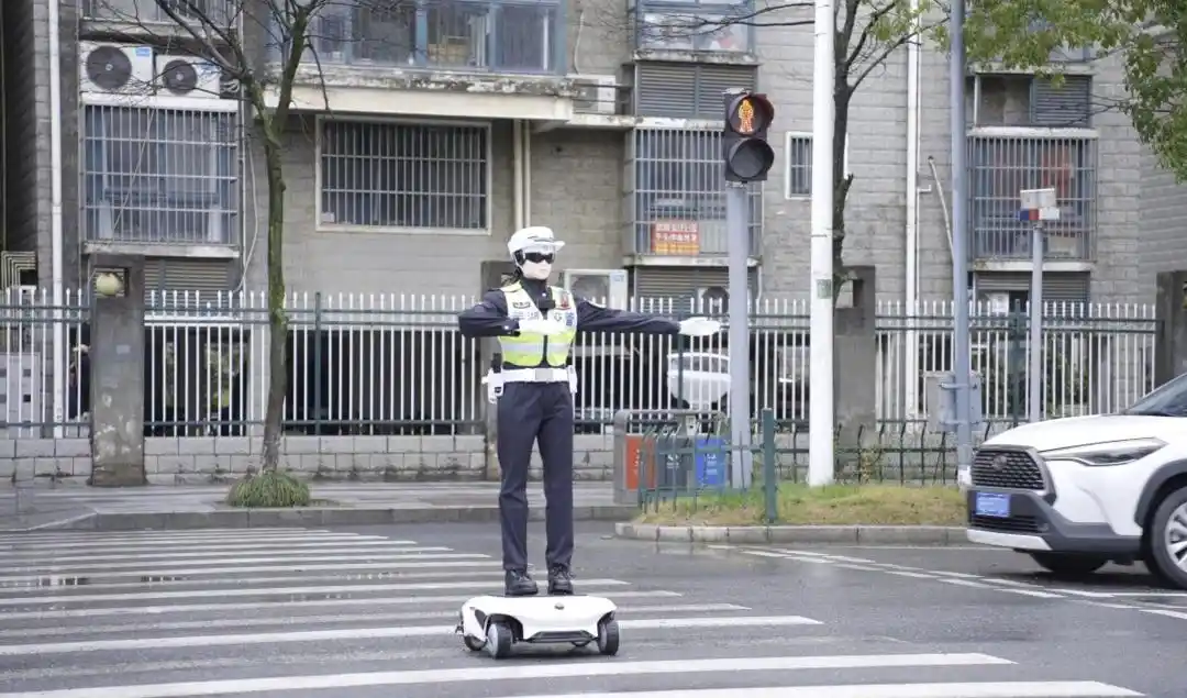 人形机器人